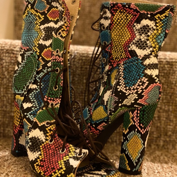 NWOT SUMMA TIME FUN TOE BOOTIE - Picture 1 of 3